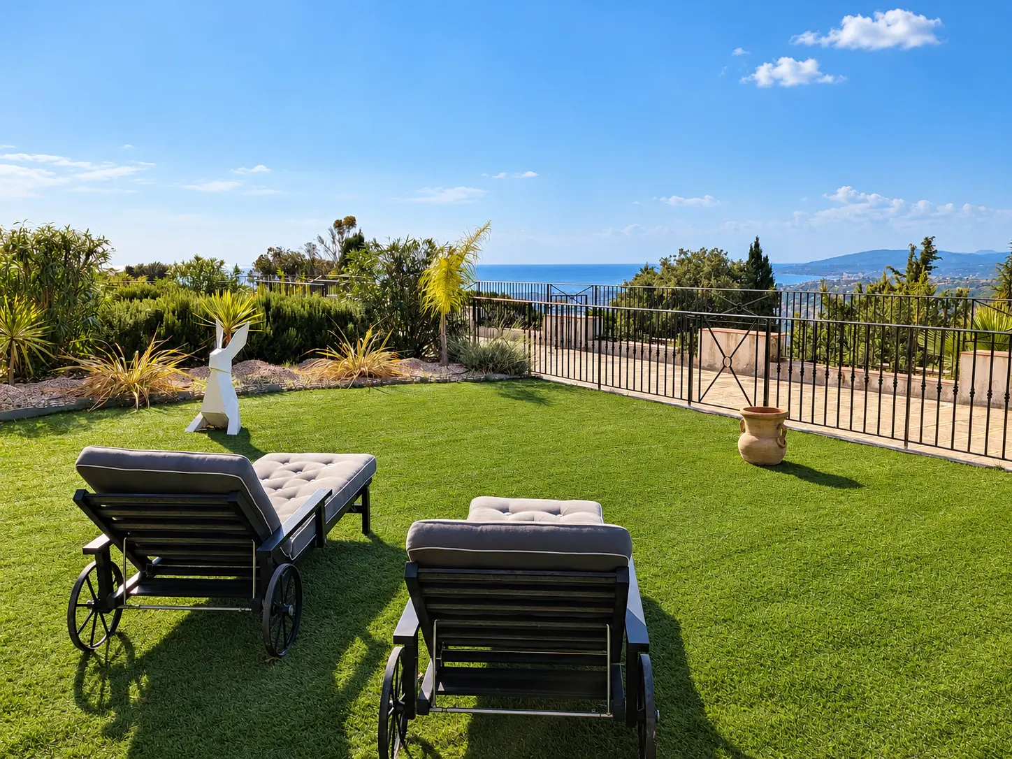The garden and its loungers, facing the sea